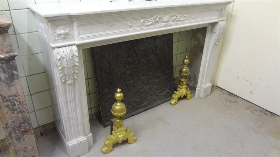 Антикварный камин из белого каррарского мрамора